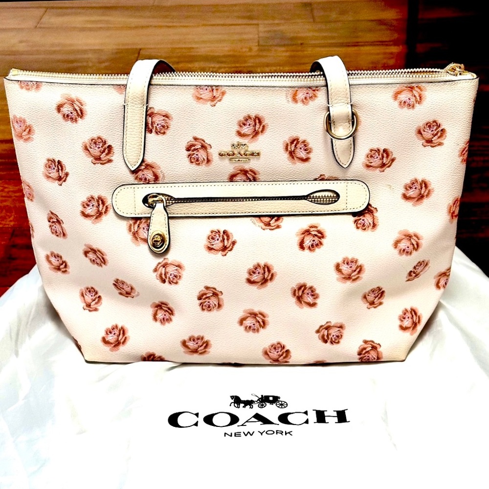 BEAUTIFUL 🤩 LIMITED EDITION “COACH” ROSE-STREWN TAYLOR TOTE